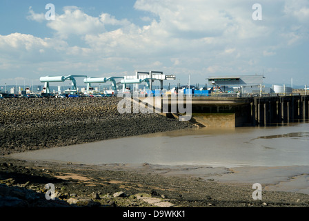 Lock Gates and lift bridge, Cardiff Bay Barrage, Cardiff, Galles del Sud, Regno Unito. Foto Stock