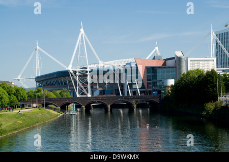 Millennium Stadium e barca a remi sul fiume Taff glamorgan Cardiff Galles del Sud Foto Stock
