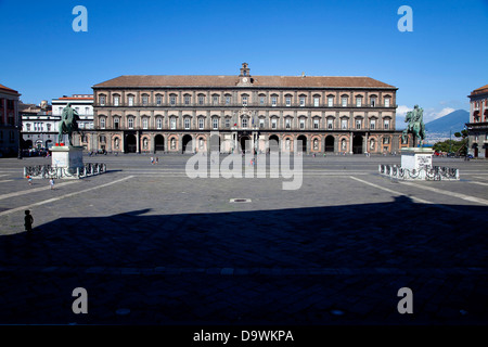 Palazzo reale in Piazza Plebiscito, Napoli, Italia (Palazzo reale in Piazza Plebiscito, Napoli, Campania, Italia). Monumenti e monumenti italiani Foto Stock