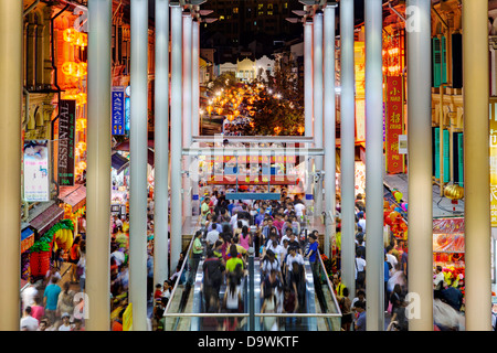 Il Sud Est asiatico, Singapore, Chinatown, occupato il mercato notturno e metropolitana MTR di ingresso Foto Stock