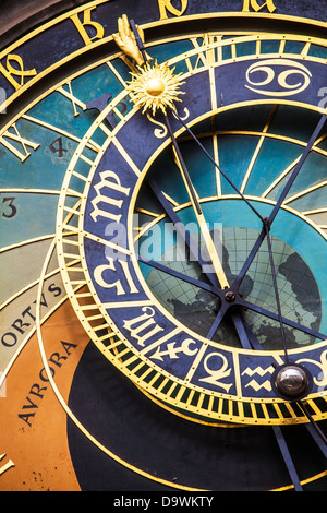 Close-up dell'orologio astronomico di Praga o Orloj (Pražský orloj) nella piazza della Città Vecchia di Praga, Repubblica Ceca. Foto Stock