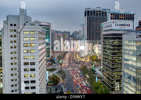 Occupato di Namdaemun-ro al crepuscolo in Myeong-dong, a Myeongdong, Seoul, Corea del Sud, Asia Foto Stock