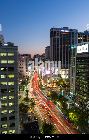 Occupato di Namdaemun-ro al crepuscolo in Myeong-dong, a Myeongdong, Seoul, Corea del Sud, Asia Foto Stock