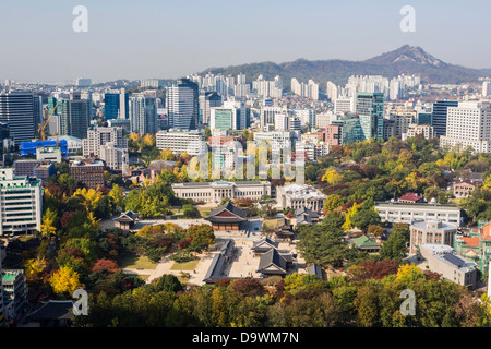 Vista in elevazione su Palazzo Deoksugung, Gwanghwamun, Seoul, Corea del Sud, Asia Foto Stock