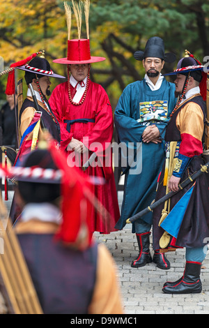 Cerimonia del Cambio della Guardia, Palazzo Deoksugung, Gwanghwamun, Seoul, Corea del Sud, Asia Foto Stock