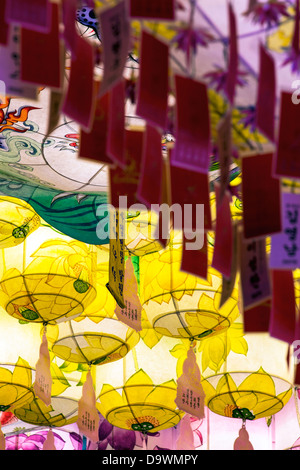Decorativo lanterne colorate all'interno Joyesa tempio, Jongno-gu district, Seoul, Corea del Sud, Asia Foto Stock