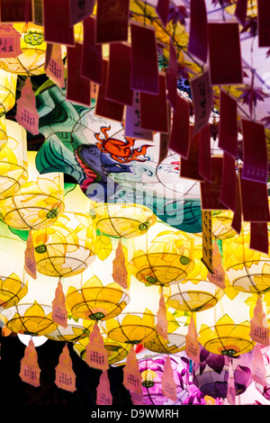 Decorativo lanterne colorate all'interno Joyesa tempio, Jongno-gu district, Seoul, Corea del Sud, Asia Foto Stock