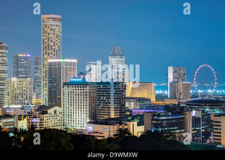 Sud-est asiatico, Singapore, vista in elevazione su Fort Canning Park e il moderno skyline della città Foto Stock