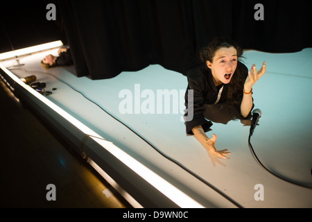 Teenage Performing Arts BTEC gli studenti in un teatro fisico adattamento di Chekhov 'The Seagull' Coleg Galles Ceredigion REGNO UNITO Foto Stock