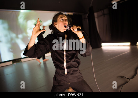 Teenage Performing Arts BTEC gli studenti in un teatro fisico adattamento di Chekhov 'The Seagull' Coleg Galles Ceredigion REGNO UNITO Foto Stock