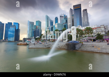 La statua Merlion con lo skyline della città in background, Marina Bay, Singapore, Sud-est asiatico Foto Stock