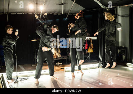 Teenage Performing Arts BTEC gli studenti in un teatro fisico adattamento di Chekhov 'The Seagull' Coleg Galles Ceredigion REGNO UNITO Foto Stock