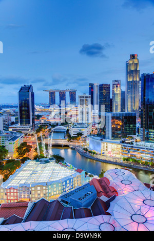 Sud-est asiatico, Singapore, vista in elevazione sopra il quartiere degli intrattenimenti di Clarke Quay, il fiume Singapore e dello skyline della città Foto Stock