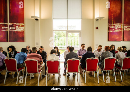 Giovani post dottorato di accademici in un 'speed networking' caso lo scambio di idee di ricerca con i colleghi, Gallese crogiolo 2013, REGNO UNITO Foto Stock