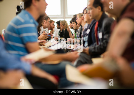 Giovani post dottorato di accademici in un 'speed networking' caso lo scambio di idee di ricerca con i colleghi, Gallese crogiolo 2013, REGNO UNITO Foto Stock