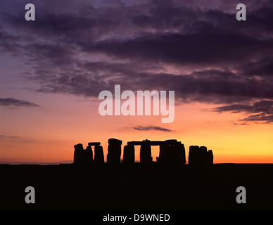 Una vista del paesaggio di Stonehenge trilithons stagliano dopo il tramonto. Wiltshire, Inghilterra Foto Stock