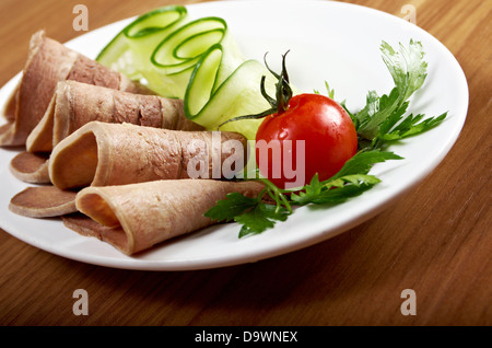 Fette di lingua di manzo con rafano e verdure Foto Stock