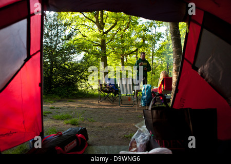 L'uomo camping visto attraverso la tenda Foto Stock