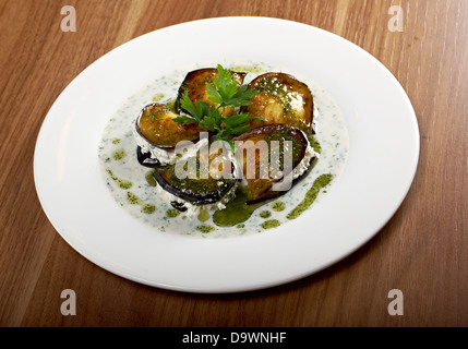 Melanzane Arrosto con mozzarella di bufala.closeup Foto Stock