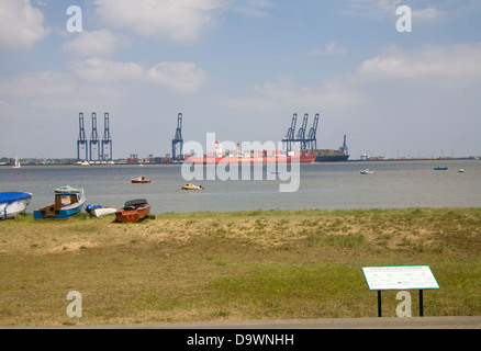 Harwich Essex Sud Est Inghilterra vista attraverso a Felixstowe contenitore porta dalla spiaggia e Foreshore Foto Stock