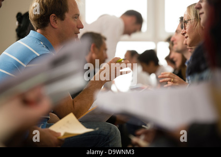 Giovani post dottorato di accademici in un 'speed networking' caso lo scambio di idee di ricerca con i colleghi, Gallese crogiolo 2013, REGNO UNITO Foto Stock