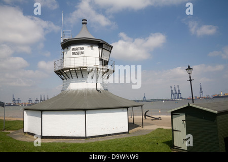 Harwich Essex Sud Est Inghilterra il basso faro costruito 1818 chiamato Museo Marittimo a partire dal 1980 con viste sul fiume Orwell al porto di Felixstowe Foto Stock