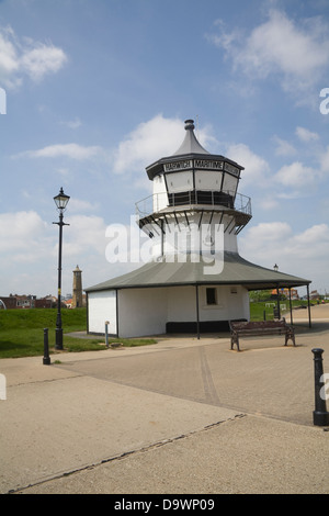 Harwich Essex Sud Est Inghilterra il basso faro costruito 1818 chiamato Museo Marittimo a partire dal 1980 con faro alto dietro Foto Stock