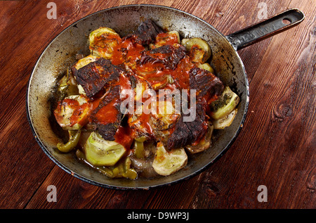 Ragù di carne di manzo con salsa di vino e le verdure sul francese.farm-style Foto Stock