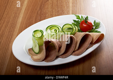 Fette di lingua di manzo con rafano e verdure Foto Stock