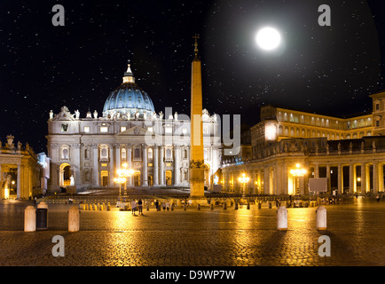 Luna piena. La stella cielo sopra piazza San Pietro. L'Italia. Roma. Vaticano. Foto Stock