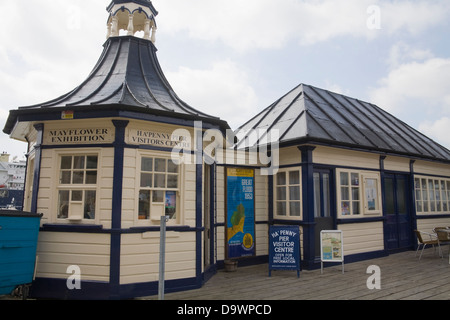 Harwich Essex Sud Est Inghilterra Halfpenny Pier con Ha'penny Pier Visitor Center aperto come Corporation Pier nel 1853 Foto Stock