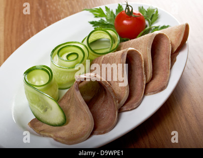 Fette di lingua di manzo con rafano e verdure Foto Stock