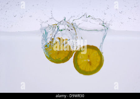 Fette di limone in acqua Foto Stock