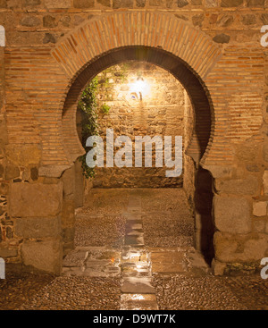 TOLEDO - Marzo 8: porta in stile Mudejar della sposa Puente de Alcantara di notte il 8 marzo 2013 a Toledo, Spagna. Foto Stock