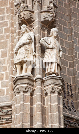 TOLEDO - Marzo 8: Statue dalla facciata orientale del Monasterio San Juan de los Reyes Foto Stock