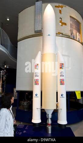 (Illustrazione) Una illustrazione datata 27 giugno 2013 mostra una donna che guarda a un modello del razzo Ariane 5 presso il Centro aerospaziale tedesco in Hardthausen, Germania. Motori a razzo sono controllati sulla base del centro; un nuovo edificio ospita una mostra sulla storia dei viaggi spaziali. Foto: DANIEL BOCKWOLDT Foto Stock