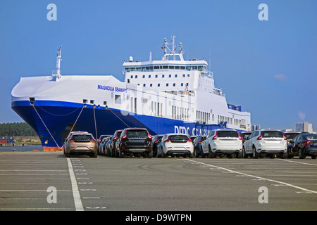 Vetture da Volvo Cars impianto di assemblaggio in attesa di essere caricati sul roll-on/roll-off / roro nave presso il porto di Ghent, Belgio Foto Stock