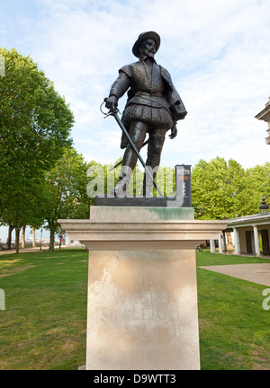 Statua di Sir Walter Raleigh Greenwich London REGNO UNITO Foto Stock