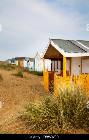 In pannelli di legno dipinto di cabine sulla sabbia Heacham North Beach diversi Beach Hut o chalet in vendita con agente, Norfolk, Regno Unito Foto Stock