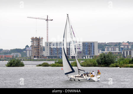 Cardiff - Regno Unito - 27 Giugno 2013 : una barca a vela che realizza la maggior parte delle condizioni atmosferiche variabili in Cardiff Bay questo pomeriggio. Credito: Phil Rees/Alamy Live News Foto Stock