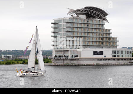 Cardiff - Regno Unito - 27 Giugno 2013 : una barca a vela che realizza la maggior parte delle condizioni atmosferiche variabili in Cardiff Bay questo pomeriggio in quanto rende il modo in passato il St David's Hotel. Credito: Phil Rees/Alamy Live News Foto Stock