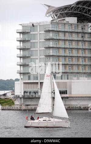 Cardiff - Regno Unito - 27 Giugno 2013 : una barca a vela che realizza la maggior parte delle condizioni atmosferiche variabili in Cardiff Bay questo pomeriggio. Credito: Phil Rees/Alamy Live News Foto Stock