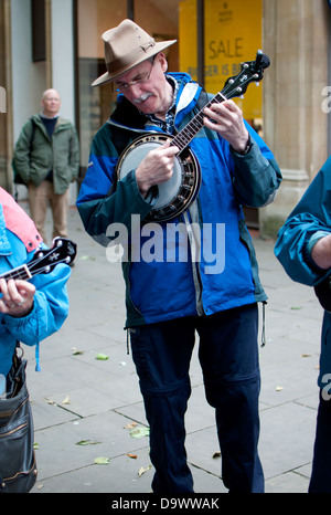 L'uomo gioca banjo ukulele. Foto Stock