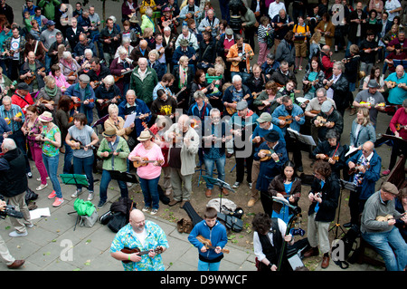 Messa busk al 2013 Ukulele Festival di Gran Bretagna Foto Stock