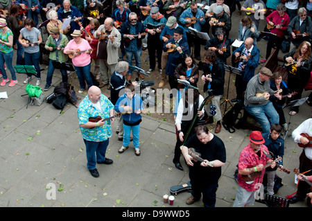 Messa busk al 2013 Ukulele Festival di Gran Bretagna Foto Stock