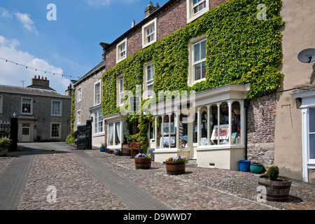 Village Shops negozi in estate Middleham Wensleydale North Yorkshire Dales Inghilterra Regno Unito GB Gran Bretagna Foto Stock