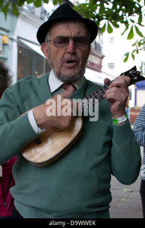 L'uomo gioca un ukulele Foto Stock