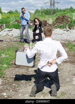 Due agenti FBI condotta arresto di un delinquente con la pistola Foto Stock