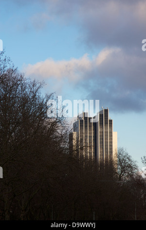 Il Radisson Blu Hotel di Amburgo, una delle città più alti edifici, mezza nascosta dietro la struttura invernale tettoie. Foto Stock