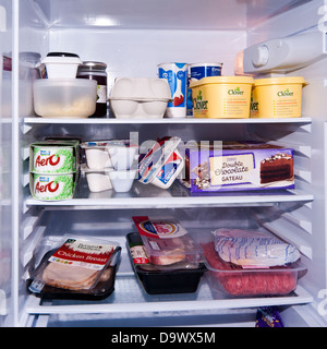 All'interno di un frigo pieno di cibo con la porta aperta Foto Stock